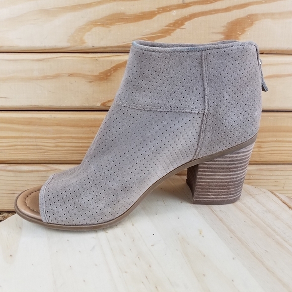 Franco Sarto GOLDIE 10M Leather Peep Toe Ankle Booties Boots Perforated Back Zip - Picture 7 of 10